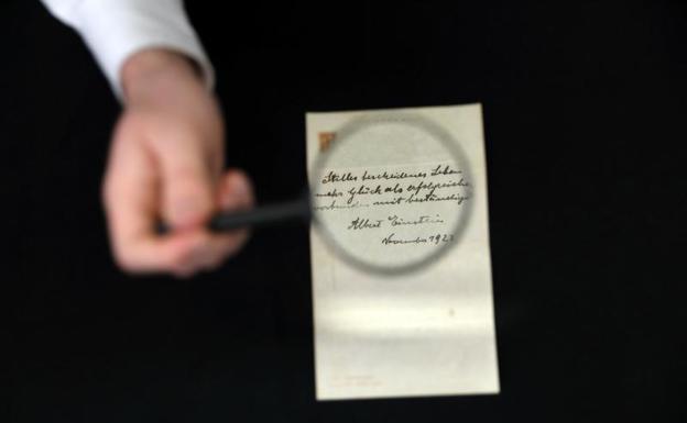 Una imagen del papel en el que Einstein escribió su teoría./Reuters