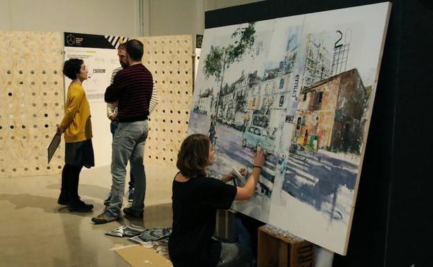 Entzundakoa marrazten joan da Udale Juaristi artista.