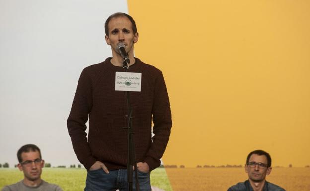 Sustrai Colina, bigarren eta hirugarren sailkatu diren Igor Elortza eta Agin Laburu begira dituela./GARI GARAIALDE/XDZ