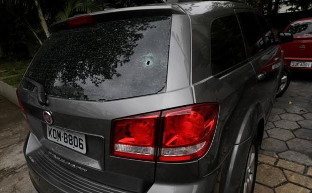 Estado del coche en el que viajaba la turista./Reuters