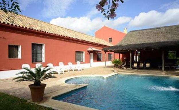 Esta es la lujosa finca sevillana de Bertín Osborne