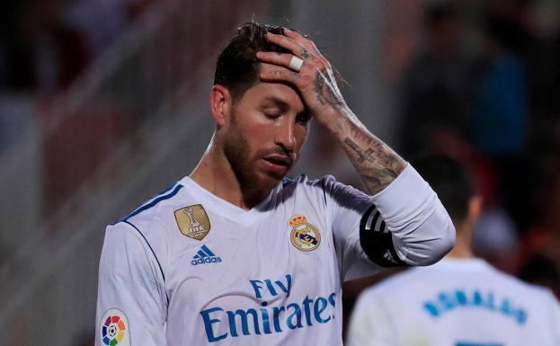 Sergio Ramos se lamenta en Girona. /Reuters