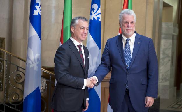 El lehendakari estrecha la mano del primer ministro del Gobierno de Quebec, Philippe Couillard. /MIKEL ARRAZOLA