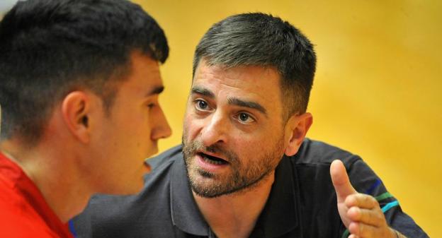 Mikel Urrutikoetxea recibe consejos y órdenes de Pablo Berasaluze en un partido de campeonato./JOSÉ MARI LÓPEZ