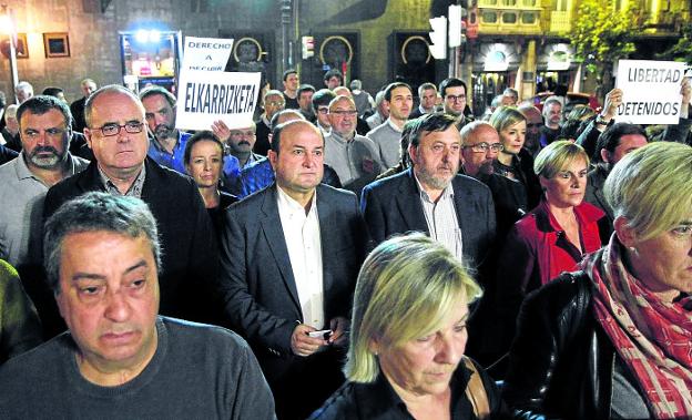 La plana mayor del PNV ayer en la concentración de Sabin Etxea. / MANU CECILIO
