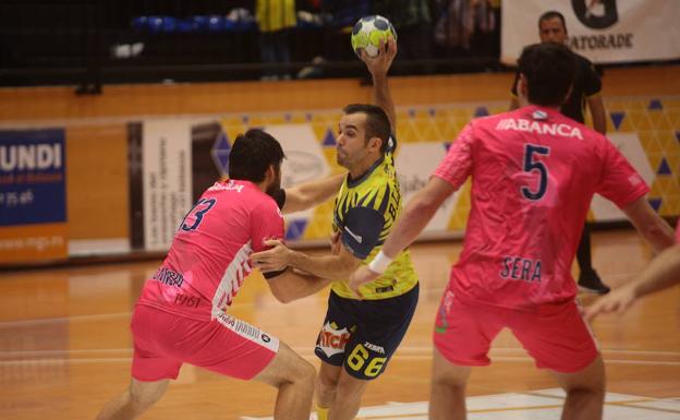Jon Azkue dispara en un partido del Bidasoa disputado en Artaleku/Floren Portu