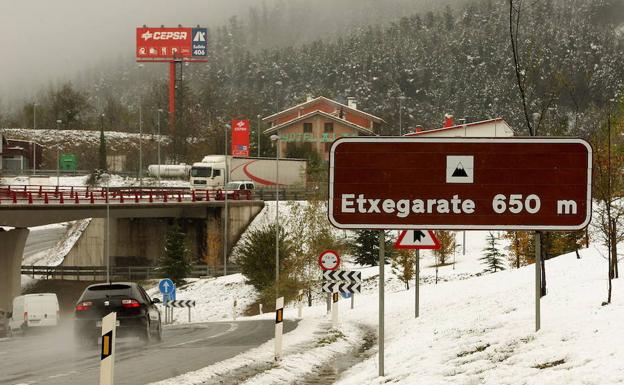 El puerto de Etzegarate suele ser uno de los puntos conflictivos de la red viaria guipuzcoana./ARIZMENDI