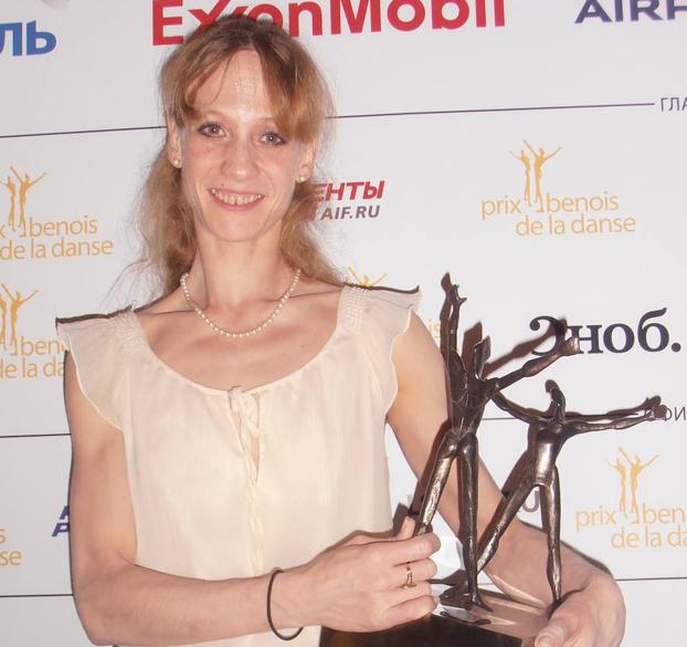 Alicia Amatriain posa con el premio 'Benois de la danse', el Óscar de la danza que ganó en 2016. /I.A.