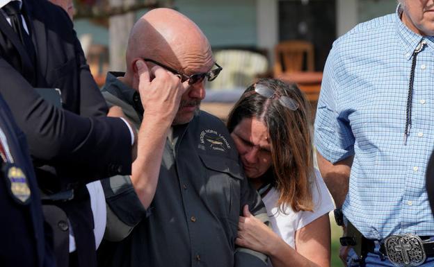 El pastor Frank Pomeroy oficiaba la misa cuando sucedió la matanza. En la imagen, junto a su mujer, Sherri. /REUTERS