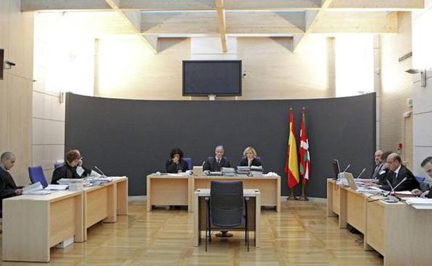 Absueltos tras pasar dos años en prisión acusados de una agresión sexual en Donostia