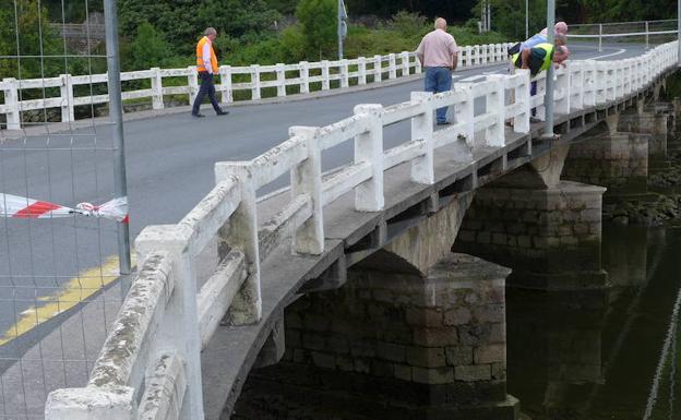 El 23 de agosto los ingenieros inspeccionaron el puente desde una embarcación para valorar su estado./SARA SANTOS