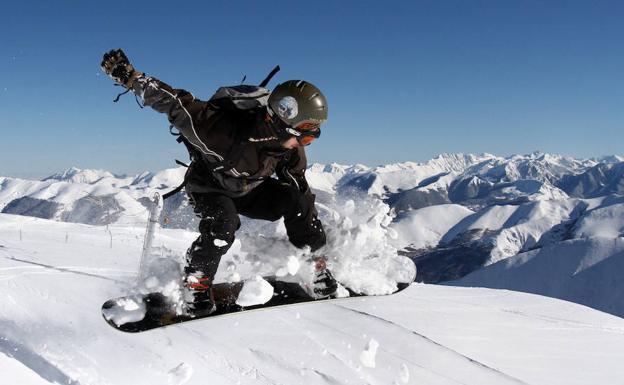 Los aficionados al snowboard podrán disfrutar de su deporte favorito en la estación de Peyragudes. /LAURENT DARD