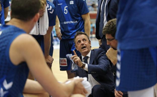 Fisac da órdenes a sus jugadores. /Lobo Altuna