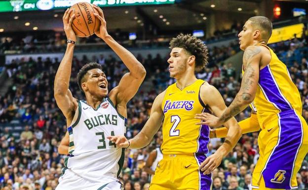 34 zenbakiarekin, larunbatean Los Angeles Lakers-en aurkako norgehiagokan. Lonzo Ball eta Kyle Kuzma ditu aurreak. Kronikek diotenez, berak eraman zituen Bucks-ak 98-90 garaipenera./TANNEN MAURY/EFE