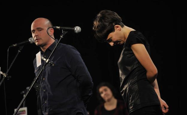 Aitor Mendiluze eta Miren Amuriza, elkarrekin oholtzan./IGNACIO PÉREZ