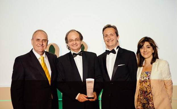 El equipo de la inmobiliaria, en la recepción de un premio. /