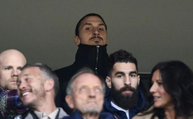 Zlatan Ibrahimovic presencia el duelo entre Suecia e Italia. /AFP
