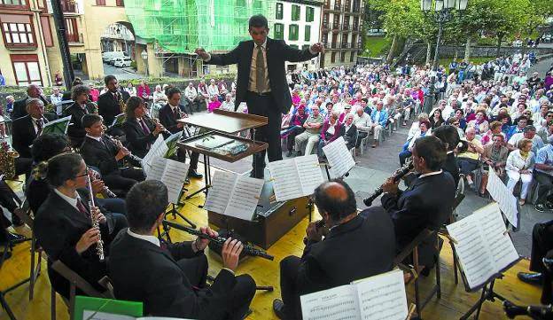Garikoitz González Munduate, dirigiendo a la Banda de Música Ciudad de Irun. /  F. DE LA HERA