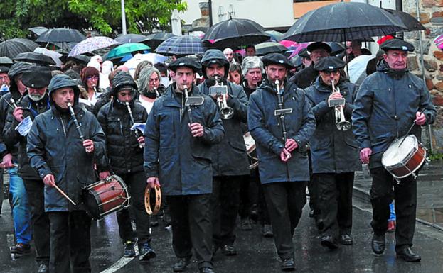 Donostia eta Goierriko txistulariak bidea irekiz. /