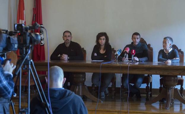 El alcalde de Elgeta, Iraitz Lazkano, explica el auto del juzgado de Bergara/Michelena