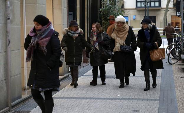 Un grupo de mujeres pasea abrigada en Donostia./Lusa