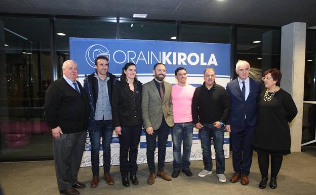 De Mujika, Zubeldia, López, Itxaso, Vilariño, Izeta II, Irazusta y Álvarez, ayer en la Gala del Deporte./Arizmendi