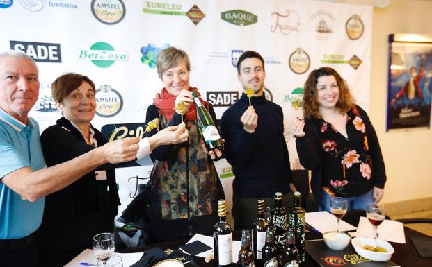 Los elegidos por sorteo se disponen a degustar las gildas acompañadas de un trago de txakoli. /SARA SANTOS