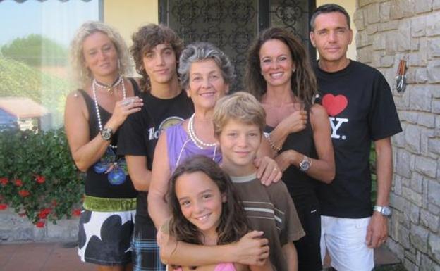oto del álbum familiar de la familia Marsili. La abuela, sus dos hijas y tres nietos han heredado una alteración genética que les hace tolerar sin problemas el daño de una fractura de hueso. /