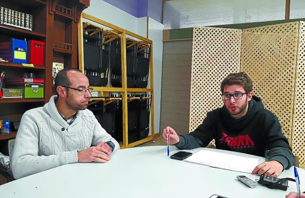 El concejal de SPI Carlos Reglado y el portavoz David Soto hablaron sobre los presupuestos./DE LA HERA