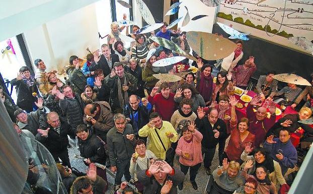 Arte. Participantes en los talleres de arteterapia acudieron con sus familias a la inauguración. /F. DE LA HERA