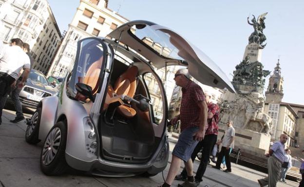 El vehículo eléctrico vasco Hiriko, el día de su presentación en Vitoria