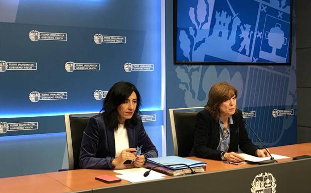 Uriarte durante la comparecencia con la viceconsejera Olatz Garamendi/