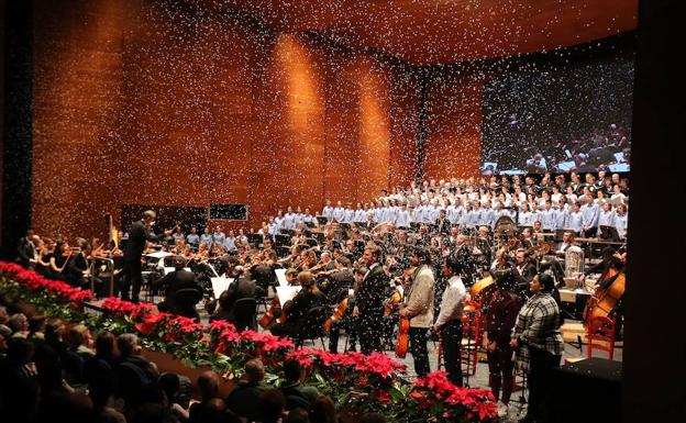 En el concierto han participado el Orfeón Donostiarra, Orfeón Txiki y Orquesta de Euskadi bajo dirección de Juan José Ocón/