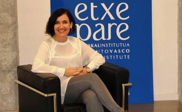 Irene Larraza en la sede del Instituto Etxepare./