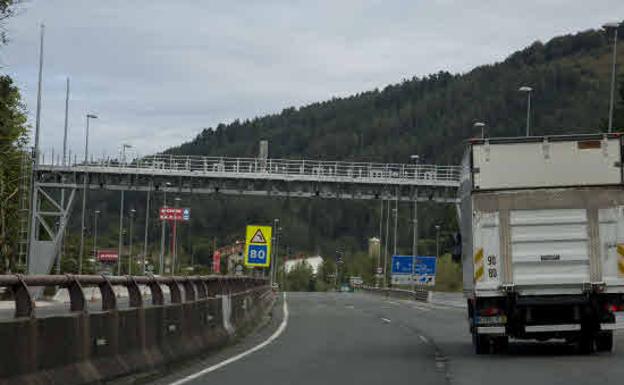 Un camión se dispone a pasar por el arco de peaje de la N-1 en Etzegarate./MICHELENA