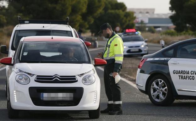 Control de tráfico en Elche (Alicante)./Manuel Lorenzo (Efe)