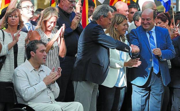 El presidente jeltzale, Andoni Ortuzar, saluda a Artur Mas en la reciente Diada de Cataluña. /EFE