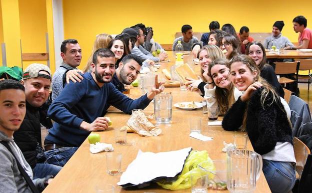 Los jóvenes en la cena./José Mari López