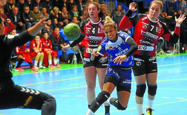 Cardoso, máxima realizadora del Bera Bera con cinco goles, lanza a portería, este sábado en Elgoibar/Morquecho