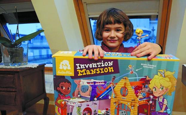 June con el regalo que más ilusión se ha hecho, la Casa de GoldieBlox. /MIKEL FRAILE