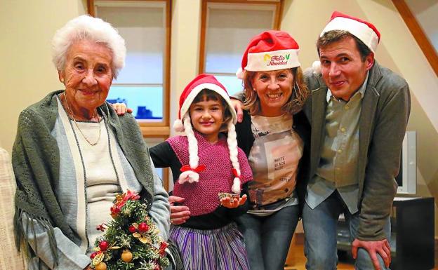 Cuatro generaciones. Lorenza Oyaga, June, Maika e Iñigo se preparan para otra Navidad en familia. /MIKEL FRAILE