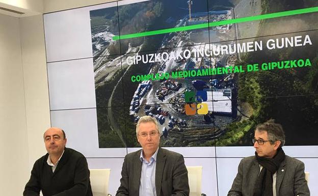 El diputado de Medio Ambiente de Gipuzkoa, José Ignacio Asensio (PSE), en el centro, tras la aasamblea de GHK.