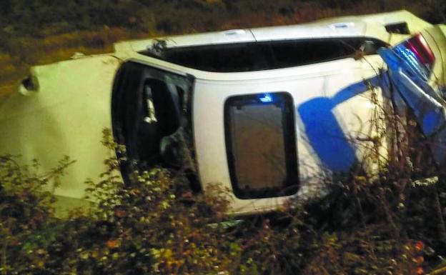 Siniestro total. Imagen del estado en que quedó el coche que conducía Marcelino tras el impacto contra el jabalí./Bomberos de Logroño
