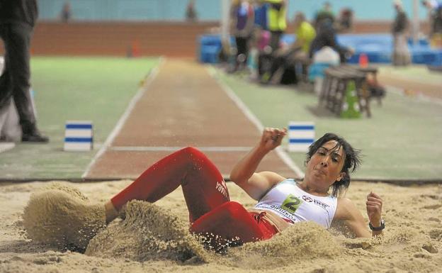 Olatz Arrieta, durante uno de los saltos en el Velódromo./P. Martínez