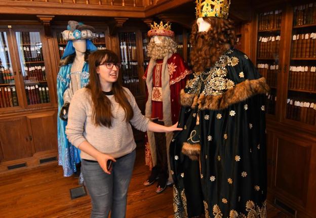 De las manos y la mente de Cinthya Cubillo han salido los trajes que vestirán en enero los Reyes Magos a su paso por San Sebastián. /José Mari López