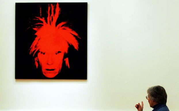 Autorretrato de Warhol en un museo ruso. /ALEXANDER NEMENOV (AFP)