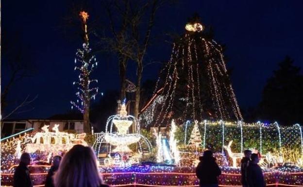 Una familia compra 530.000 luces de Navidad para decorar su casa