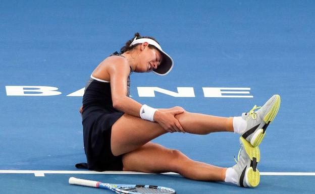 Garbiñe Muguruza se duele de su pierna derecha en su duelo ante la serbia Aleksandra Krunic . /AFP