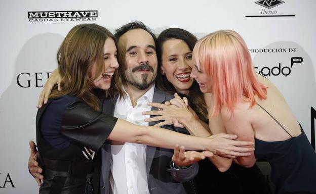 'Gernika' filmeko protagonistak eta zuzendaria. Ezkerretik eskubira, María Valverde, Koldo Serra, Barbara Goenaga eta Natalia Álvarez Bilba/EFE