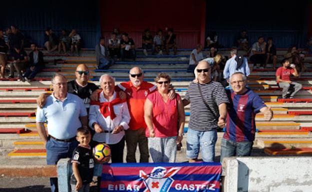 Diego Verdejo, tercero por la izquierda, en el estreno de la temporada en 2ª B para el Vitoria (filial de la S.D. Eibar) en Olaranbe ante el Tudelano.